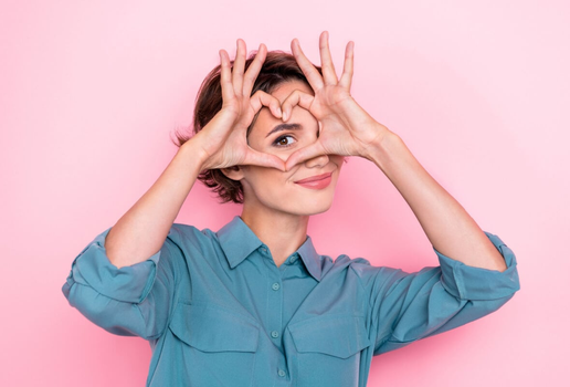 Simpatias para atrair amor podem ser feitas na sexta-feira 13 (Imagem: Roman Samborskyi | Shutterstock)