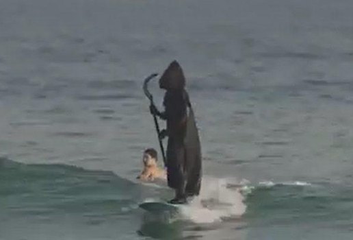 Video vestido de morte surfista faz alerta sobre aglomeracoes em praia
