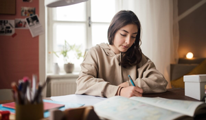 Estar alinhado com as competências da redação exigidas pelo exame ajuda a garantir uma boa nota (Imagem: GaudiLab | Shutterstock)