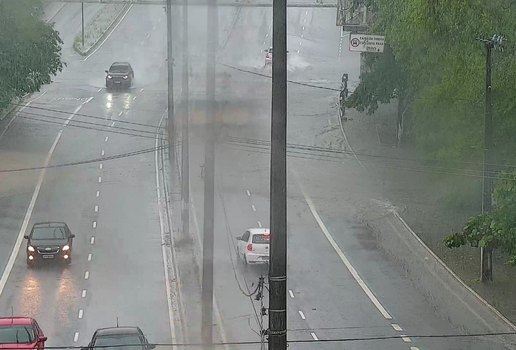 Dia começou com chuvas fortes em vários pontos da cidade