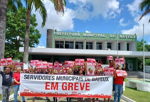 Servidores decidem manter greve por tempo indeterminado