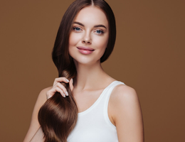 Cuidar corretamente dos cabelos após a coloração ou descoloração ajuda a manter a saúde dos fios (Imagem: Irina Bg | Shutterstock)