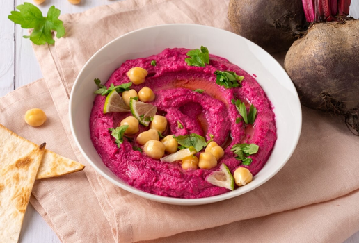 Homus de grão-de-bico com beterraba (Imagem: BooFamily | Shutterstock)