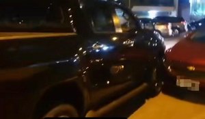 Homem bateu em alguns carros até ser encaminhado à Central de Polícia