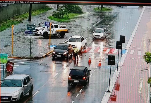 Agentes estão nas ruas orientando os condutores