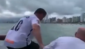 Jair Bolsonaro resolveu nadar no mar de São Paulo