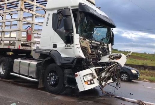 Veículo ficou parado no meio da via e uma das faixas teve o tráfego interrompido