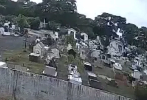 Camera de seguranca registra fantasma andando em cemiterio