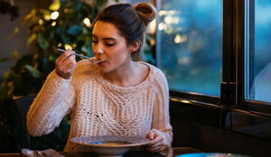 Alguns alimentos podem ajudar a melhorar a disposição nos dias mais frios (Imagem: Maksym Azovtsev | Shutterstock)