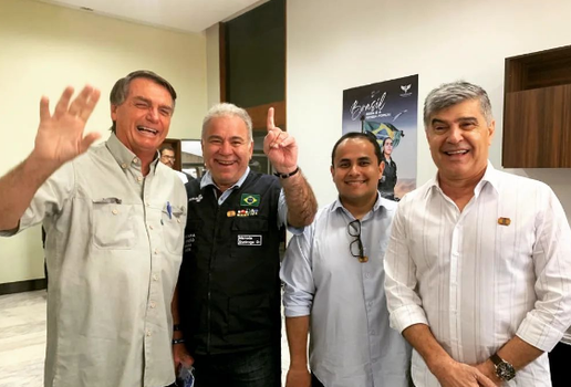 Antes do embarque: Bolsonaro, Marcelo Queiroga, Tercio Arnaud e Wellington Roberto.