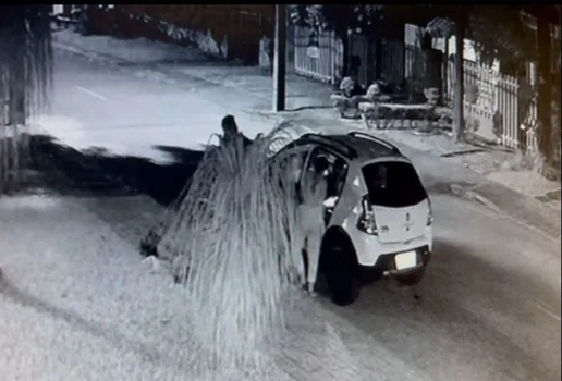 Toda a ação foi gravada por câmeras de segurança do local.