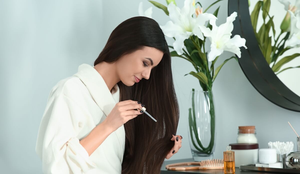 A reposição de óleos naturais é fundamental para manter os fios saudáveis e sedosos (Imagem: Pixel-Shot | Shutterstock)