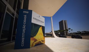 Fachada e arcos do STF com Congresso Nacional ao fundo Metropoles 3 scaled