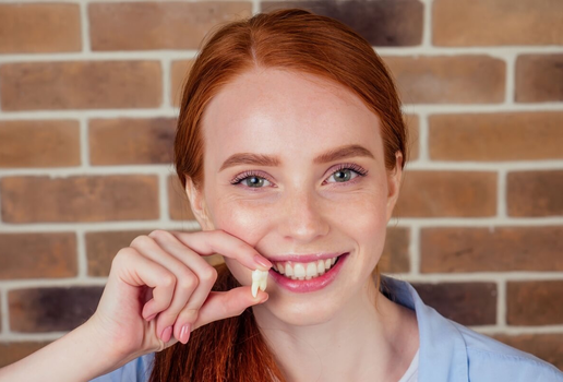 O dente do siso levanta dúvidas sobre necessidade de retirada, cuidados e recuperação (Imagem: yurakrasil | Shutterstock)