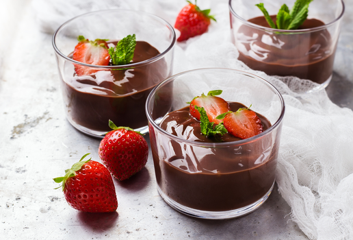 Creme de chocolate com morango (Imagem: Antonina Vlasova | Shutterstock)