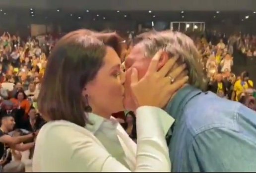 Bolsonaro beija esposa em evento
